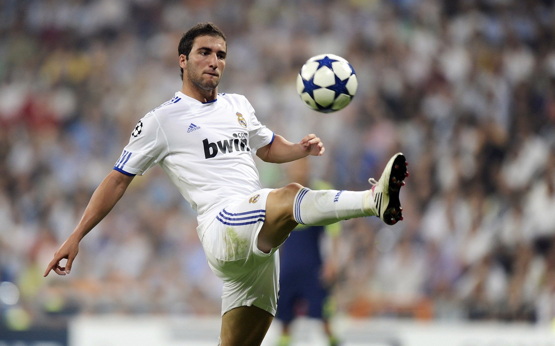 湖人球员亲自为球迷送出签名球衣,湖人球衣赞助